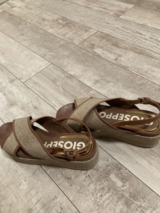 Дамски сандали номер 40 цена 32 лв.