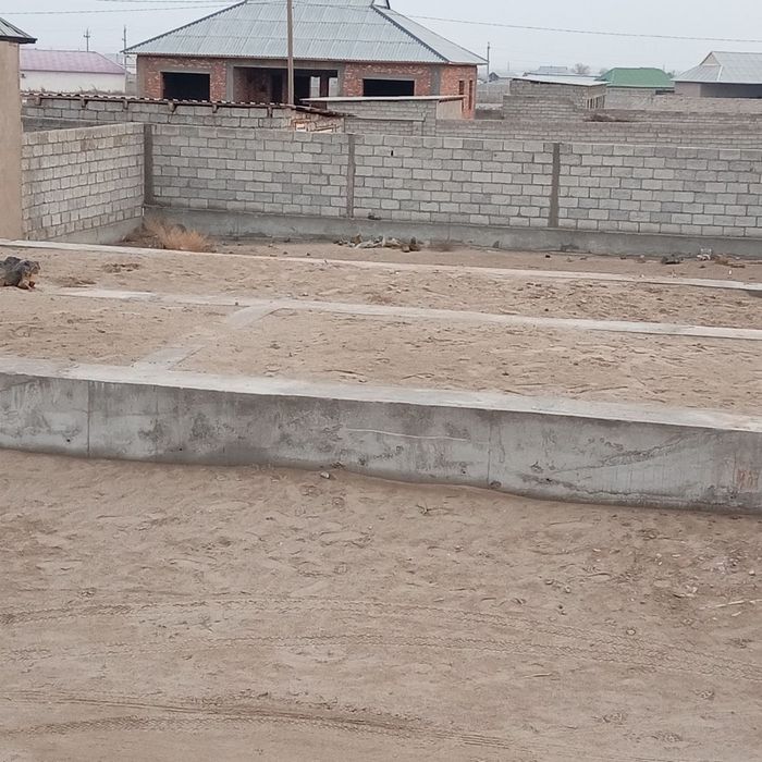 Uchastka yer fundament qurilgan