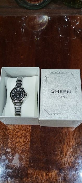 Луксозен дамски часовник на Casio Sheen