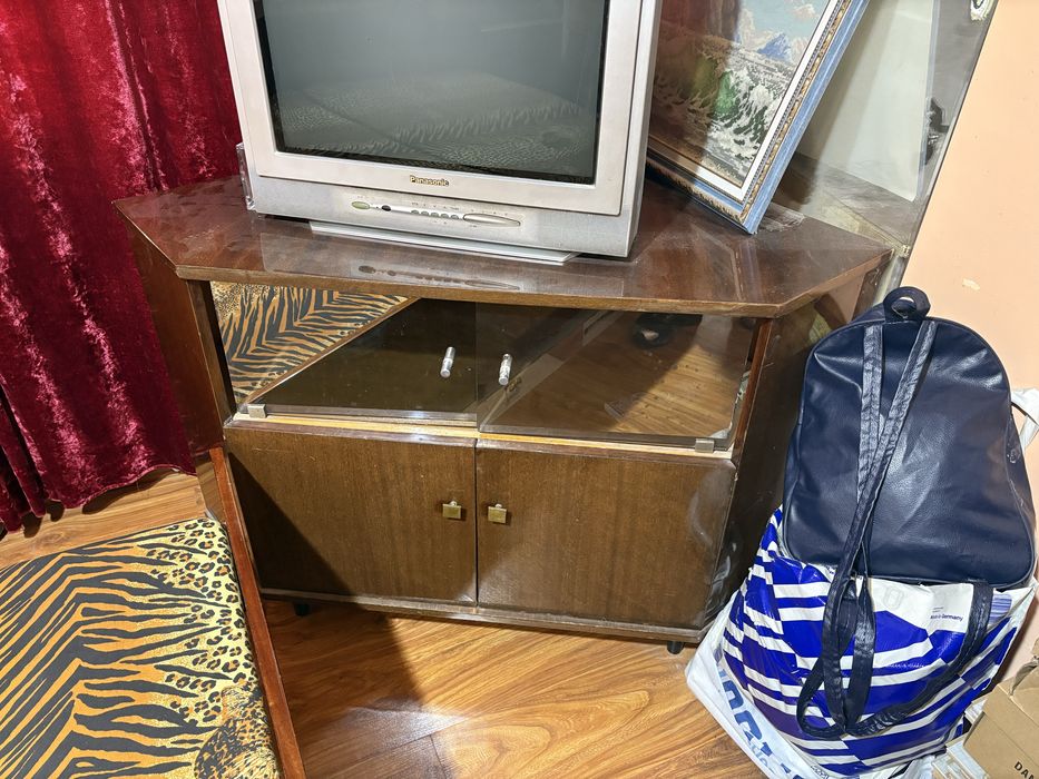 Ъглово шкафче за телевизор и DVD