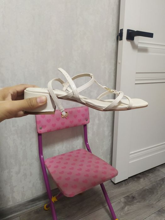 Женские босоножки