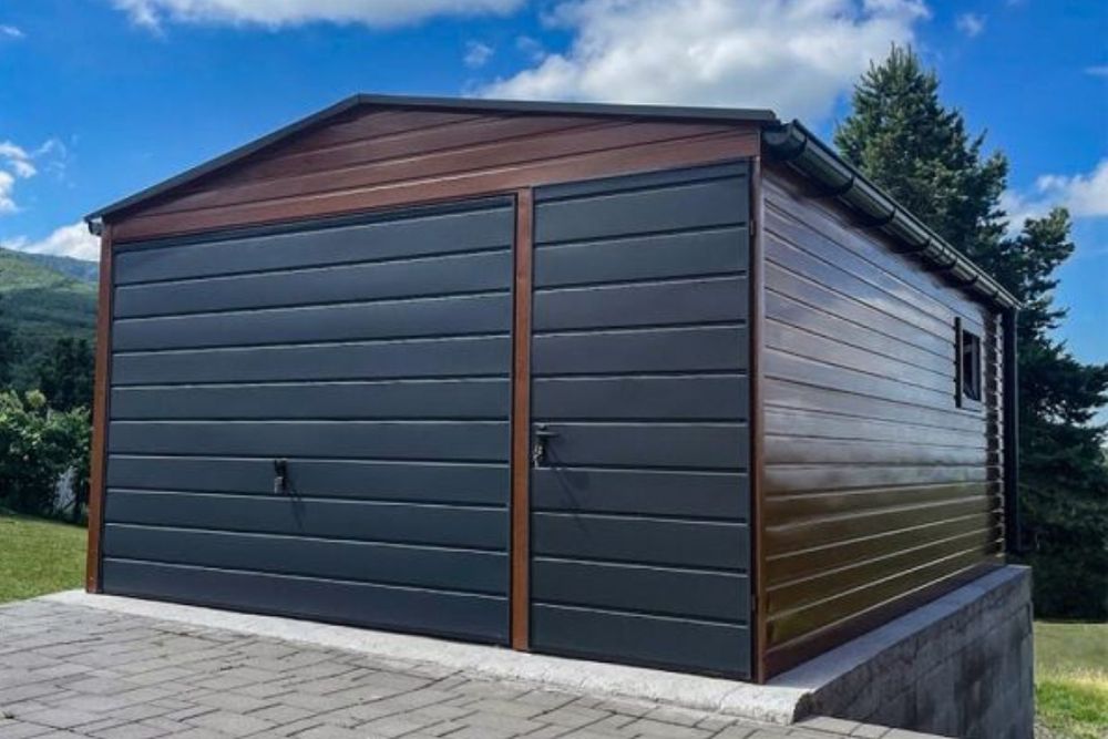 Garaj metalic personalizat și panouri sandwich fabricate din materiale