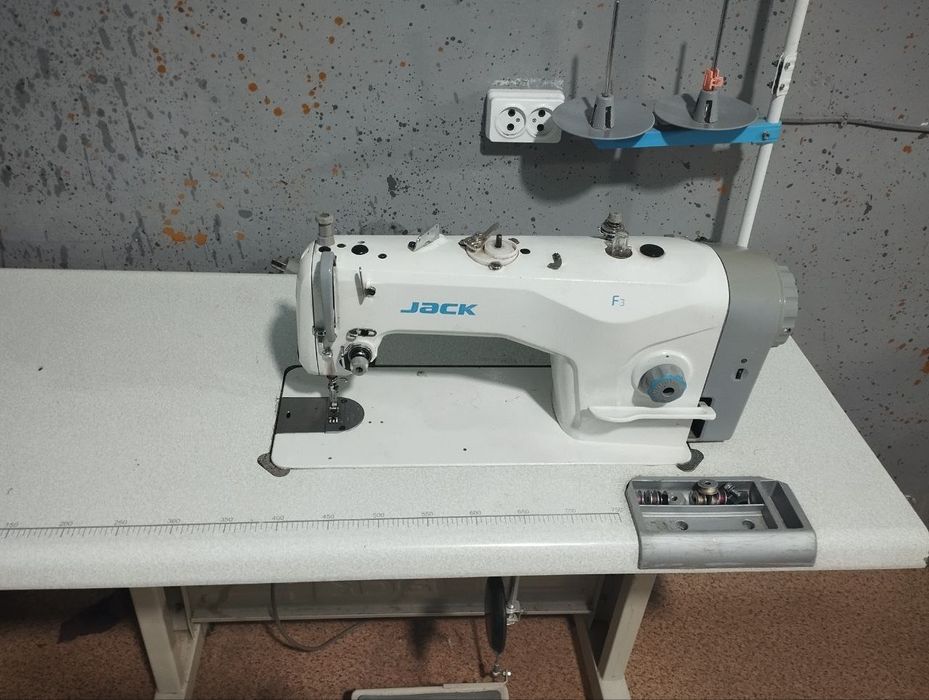 Kir yuvish mashinasi va tikuv mashinkasi sotiladi