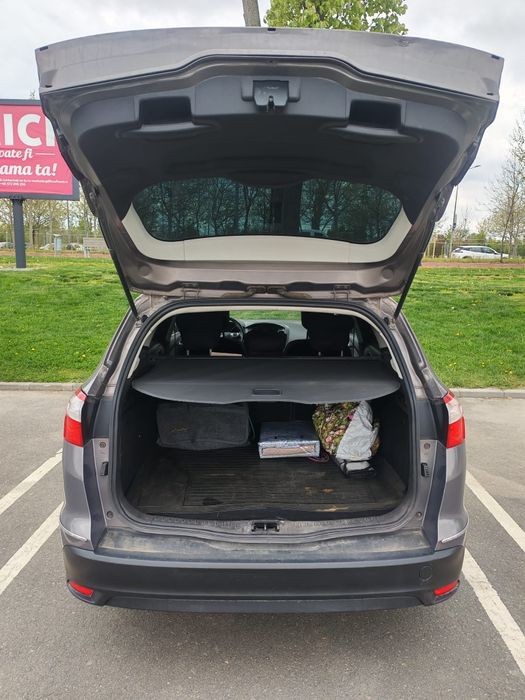 Mă vinde.....Ford focus 2012