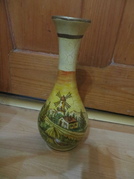 Антикварни вази с ръчно изрисувани мотиви