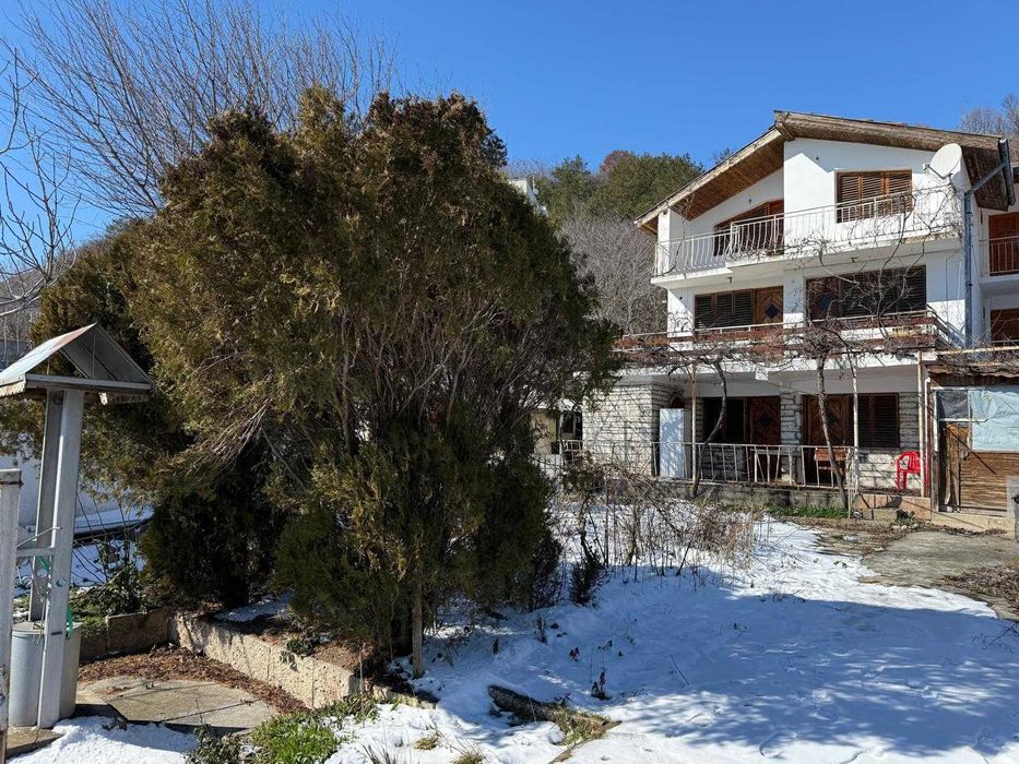 Вилна сграда и магазин за строителни материали