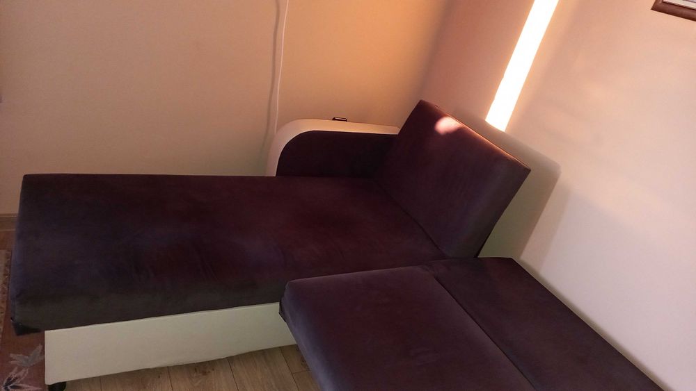 Продавам ъглов клик-клак диван кафяв с бежова кожа и две ракли.