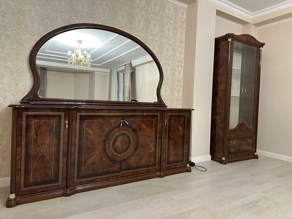 Комод с зеркалом из массива дуба.