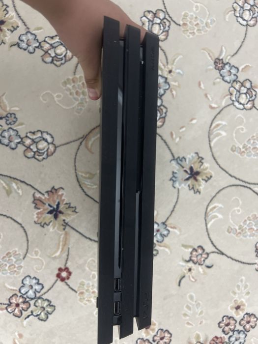 Ps 4 pro  два джестика имеется