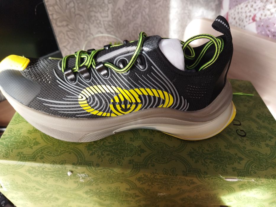 Продам женские кроссовки