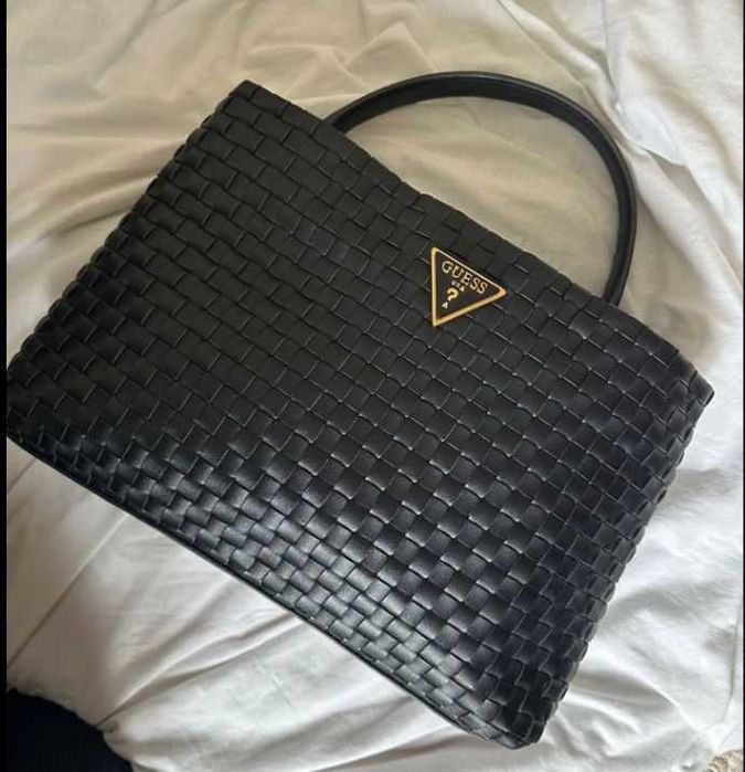 Автентична Чанта Guess черна в перфектносъстояние Закупена в Англия