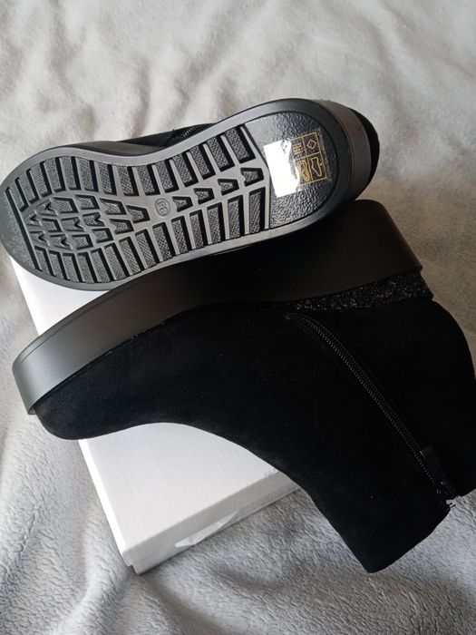 Черни боти продавам