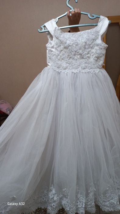 Белые платья, идеальном  состоянием