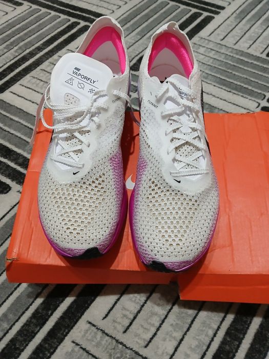 Vând adidași Nike noi