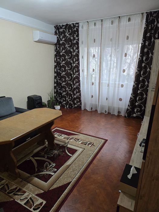 Vând apartament 4 camere