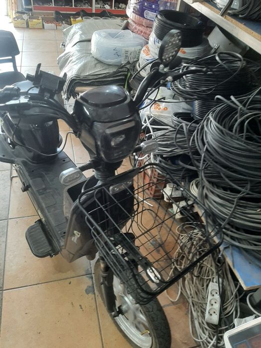 Скутер электройнный