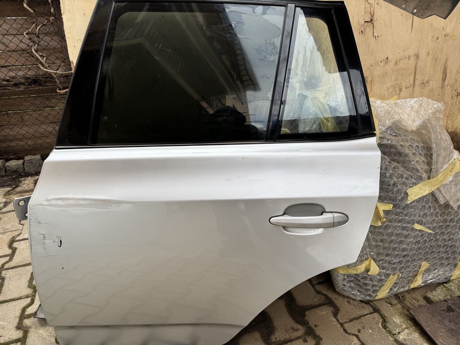 Продавам 2 бр врати за  BMW X3 E83 - предна лява и задна лява