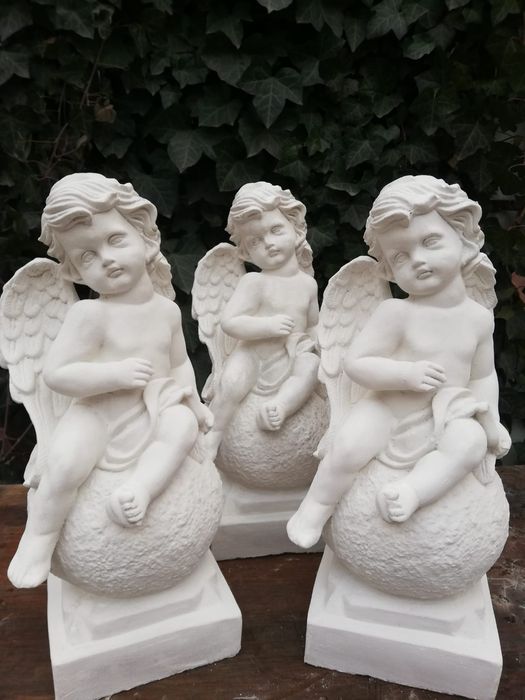 Îngerași decorativ din ciment alb