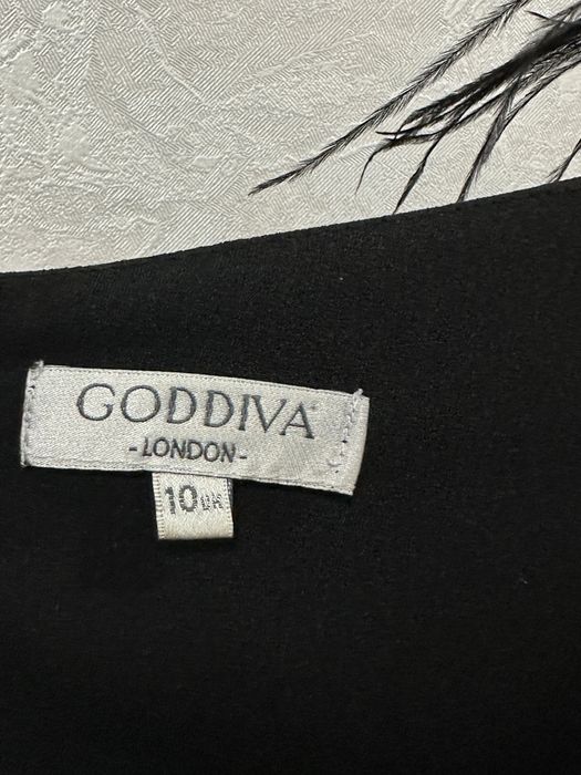 Эффектное платье с перьями (Goddiva London)