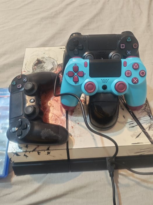 Vând PlayStation 4 fat