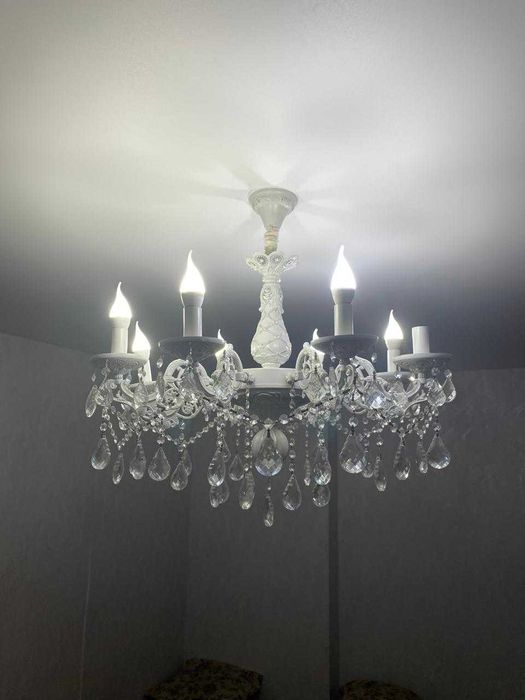 Продам люстру для зала 60 000 тенге.