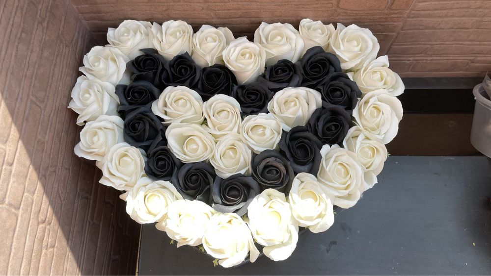 Cutie inima cu trandafiri artificiali - negru cu alb