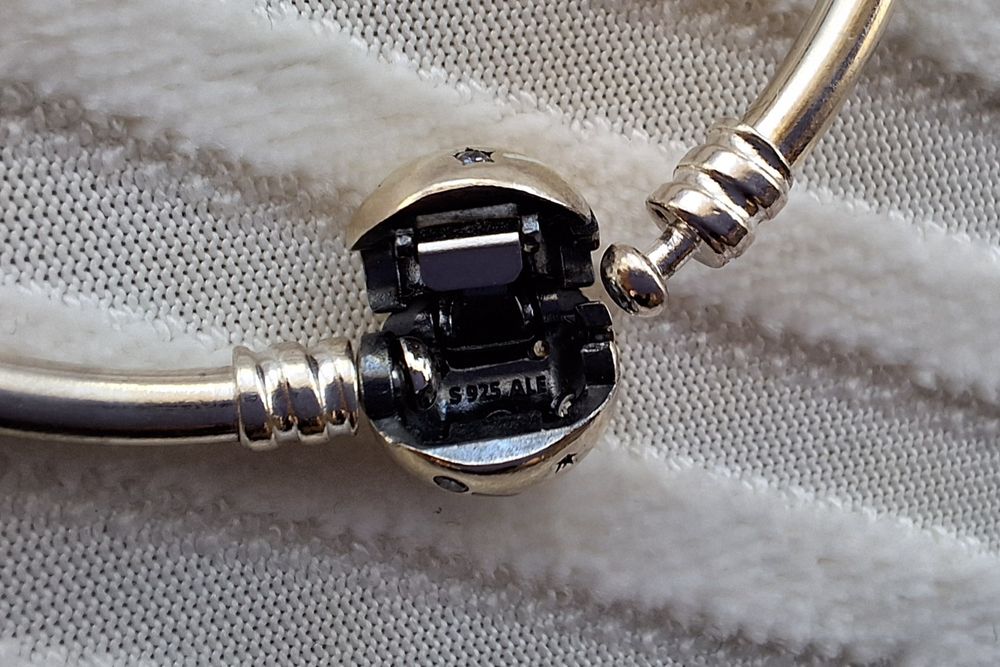 Pandora Твърда гривна, 17см., лимитирана колекция