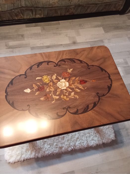 Măsuță de cafea in stare nouă, cadru din lemn masiv si ornament sculpt