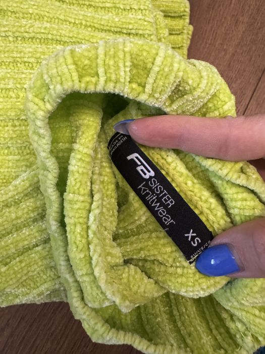 Електриково зелен пуловер