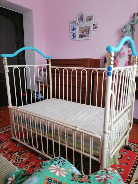 Кроватка с матрасом