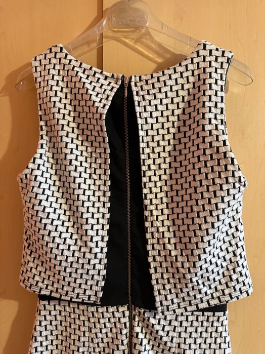 Рокля по тялото в черно и бяло