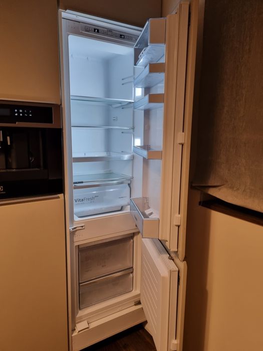 Vand mobila bucatarie cu frigider incorporabil Bosch si chiuveta