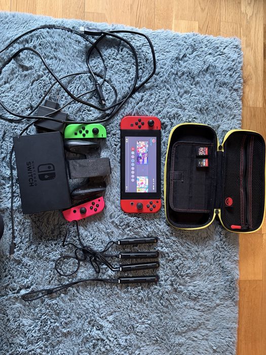 Nintendo Switch Super mario edition Unpatched( poate fi modat)+ 2 seturi de controllere+husa+accesorii full