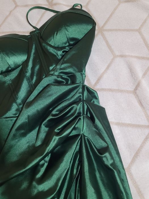 Vând rochie elegantă verde smarald