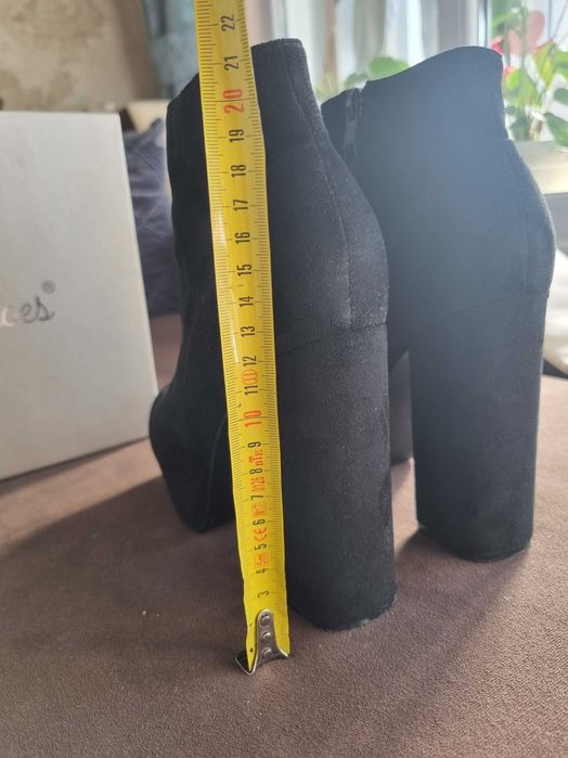 Велурени боти с дебел ток