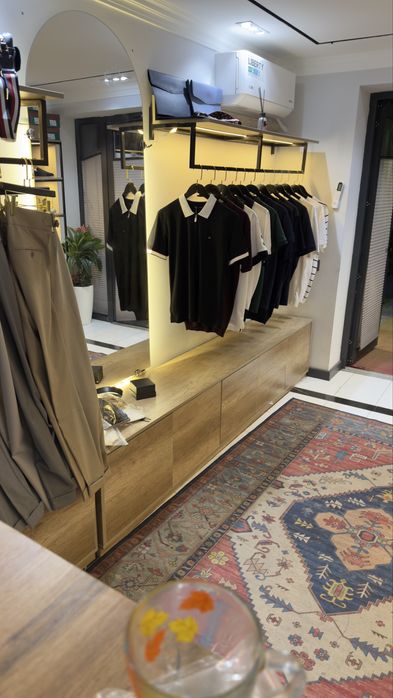 Dokon uchun mebellar stilaj oyna stol shkaf