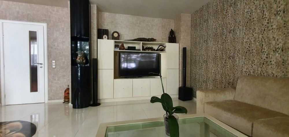 Продава се Тристаен апартамент в София, Изгрев - 110 кв.м за 2346 €/кв.м - Снимка #2