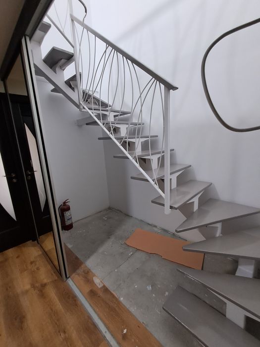 Scări metalice interioare pe vang central cu trepte din lemn masiv