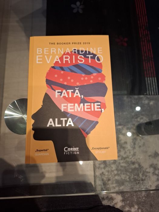 Carte. Fată, femeie, alta