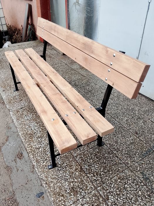 Градинска пейка.