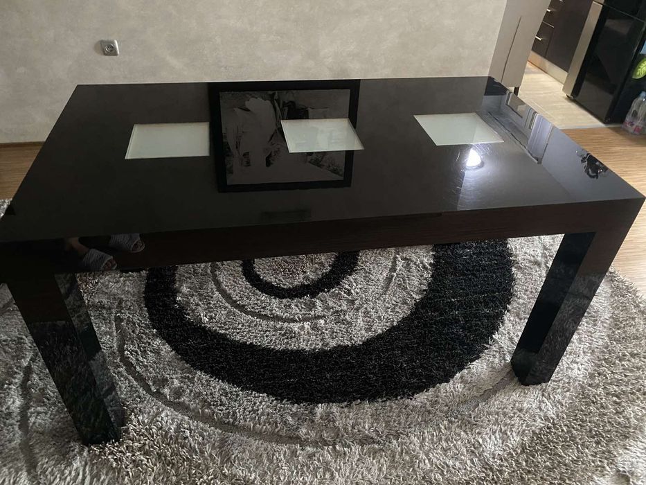 Трапезна маса-черен гланц