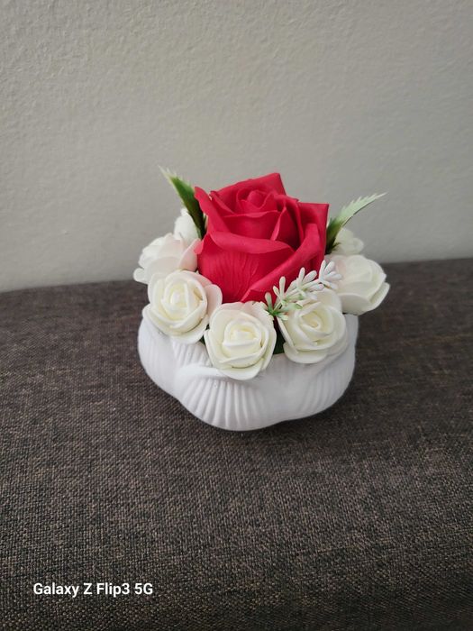 Кашпи с рози от пластичен сапун