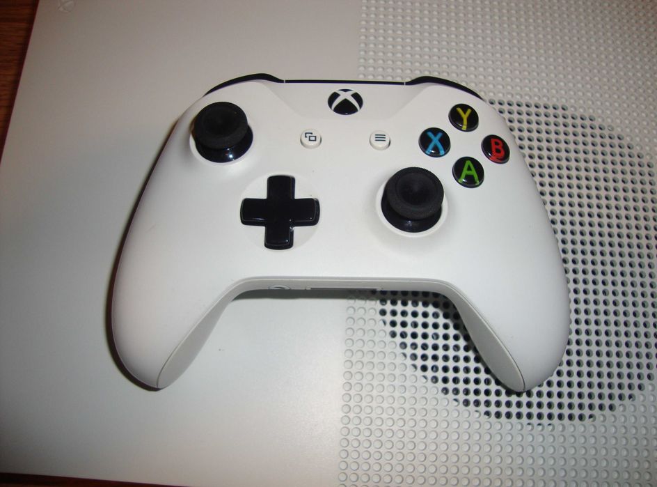 XBox One S 1 Tera + Fifa, GTA5, etc,