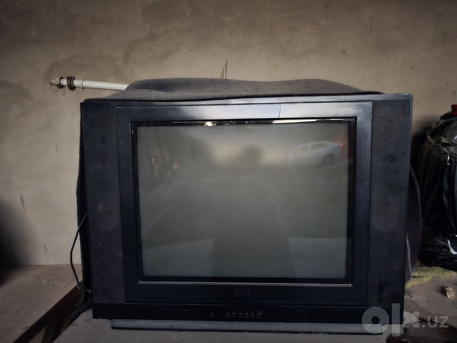 Продаётся трюмо и 2 кроват, телевизор