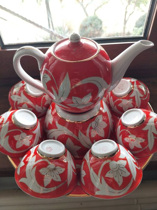 Serviz komplektda 1 ta choynak,  1 t a  kosa, 6 ta piola