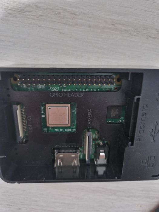 Placi programare Riotboard si raspberry pi 3