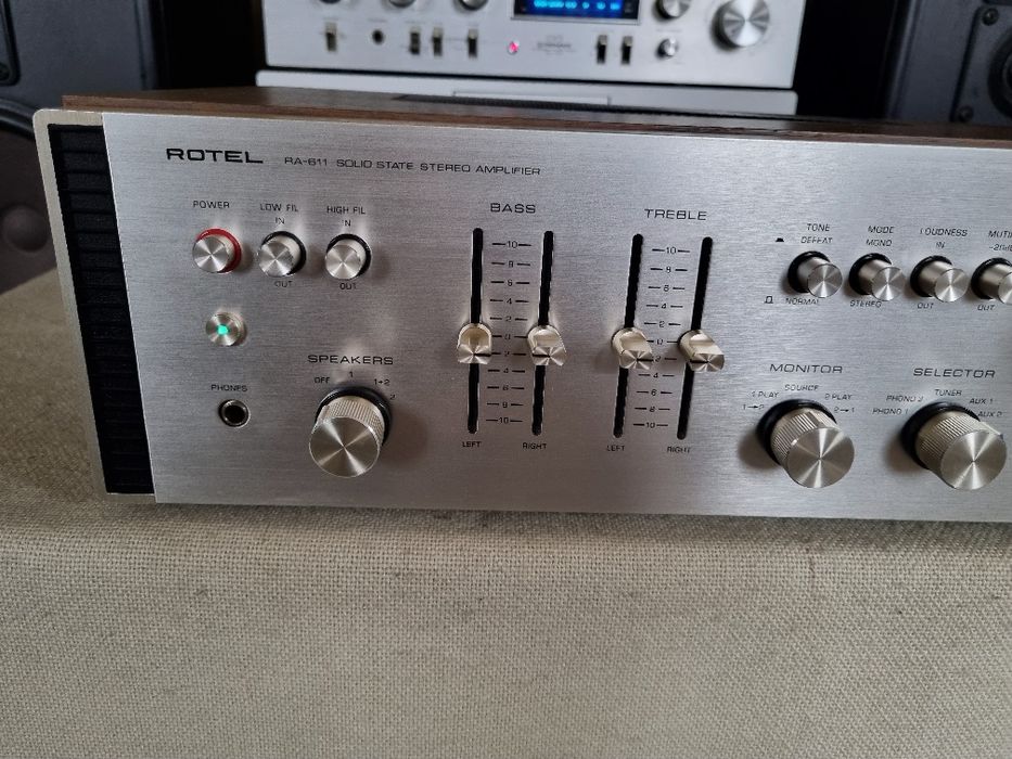 Rotel RA 611. Perfect functional. 30 watts /canal. Impecabil