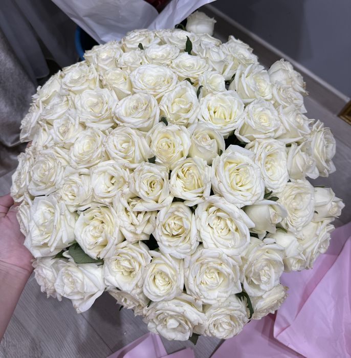 Белые розы 61 шт