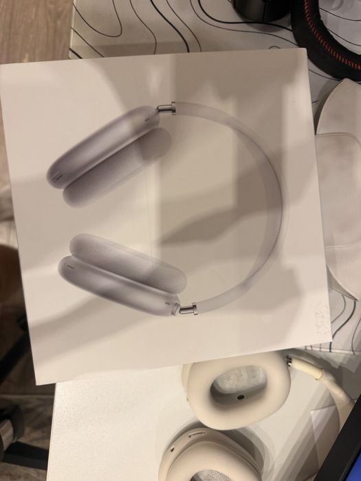 airpods max silver cu husa beige