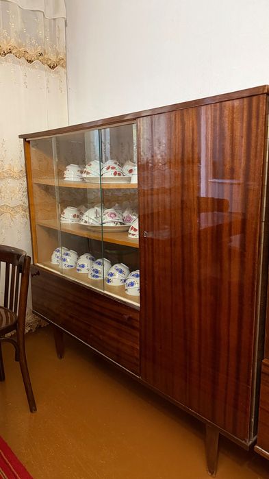 Продам Шкаф и винтажные серванты